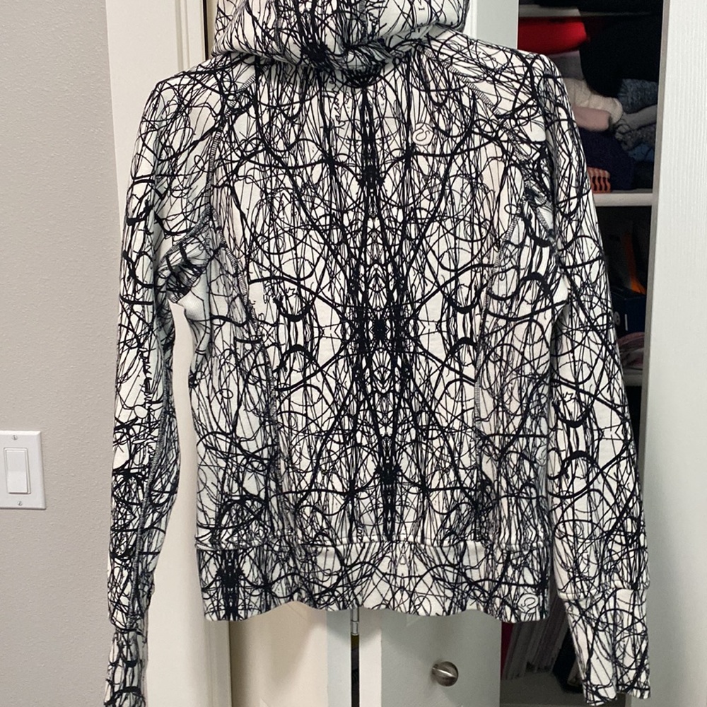 Beautiful Lululemon Scuba size 8 - Picture 11 of 16